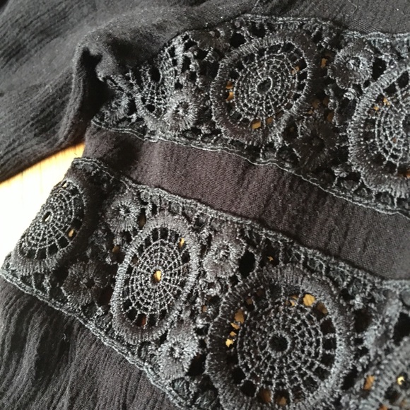 Belle sleeve black button front top 🖤 - Picture 3 of 8